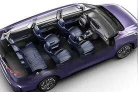 国产6座中型MPV！轴距2米8全液晶带抬头显示，一天订出4.4万台！视频封面