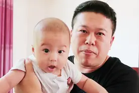 4个月婴儿不会翻身？奶爸教你，只需一条毛巾，宝宝就能学会翻身