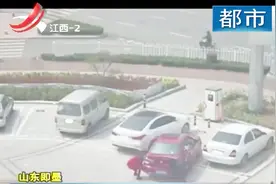 女司机停不进停车位 竟下车“抬车”进车位 另一车主出手相助视频封面