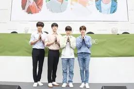 竹马小分队！EXO吴世勋和朴灿烈的新歌solo《We young》舞台视频封面