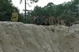 帽子大叔不会聊天硬聊，结果说错话被大婶拿鞋帮子抽打，太逗了视频封面