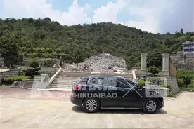 造价近2亿，豪华似皇宫，小山村里3栋违章别墅被强拆！图片