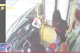 大二女学生公交车上突然晕倒 司机与医生及时施救 为正能量点赞视频封面