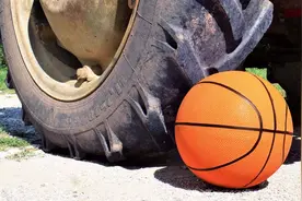 将篮球放在拖拉机车轮下，车子开过去，会怎样？