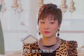 人家国外的模特摔倒了，脱了鞋继续走完全程，可米可摔倒了只会哭视频封面