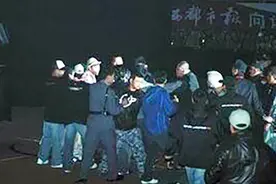 刘德华为救歌迷，跳下两米高台，与保安大打出手视频封面