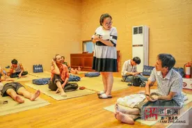 温岭台风夜 民政办主任挺着大肚子安置群众图片