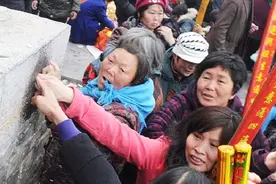 最受中国女游客喜爱的石头，每天成千上万的人来摸它？视频封面