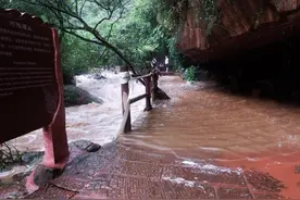 赤水佛光岩突发山洪 救援人员搭人工护栏救出数百名被困游客图片