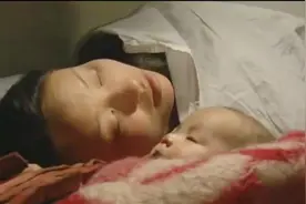 火车上有病人要去医院不得已火车临时停靠，解放军趟水过河送病人视频封面