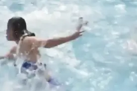 女游客滑水滑梯 出口飞踹救生员脸部 顿时慌乱的站不住脚视频封面