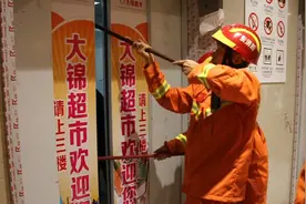 惊魂！超市电梯故障直掉负一层，6人被困超40分钟其中还有婴儿视频封面