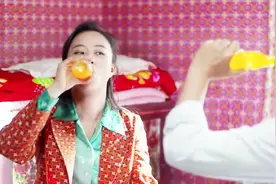 喜凤假装肚子疼，把小草骗她屋，还给小草喝汽水，不知憋了什么坏视频封面