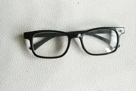 一副老花镜就可以做一个3D眼镜，终于在家也能用手机看3D电影了视频封面