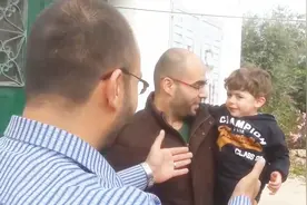 爸爸是双胞胎，懵圈的小宝宝直接靠衣服认爸爸，结果还是认错了视频封面