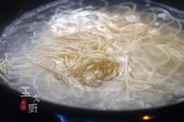 最正宗的麻酱拌面，以后不用出去买了，自己在家做好吃又实惠