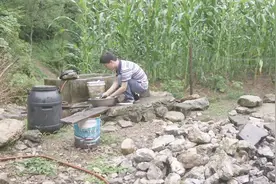 姐姐洗盘子支援弟弟读书，神农架小伙考上大学，却又为学费发愁！视频封面