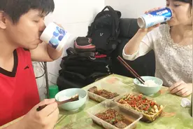 深圳打工夫妻：今天不做饭，奢侈一回叫外卖，44两人吃撑，真不错视频封面