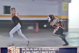 巴西恶搞：假扮杀人小丑在地下车库吓人，吓得路人撒腿就跑！视频封面