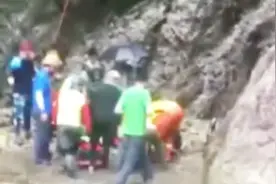 惊险！女驴友登山滑绳失误，坠50米高悬崖，消防2小时救援视频封面