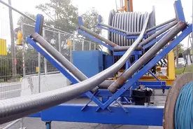 高压线是如何架设的？少不了这个大机器，直接把高压线拉上铁塔