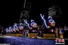 皮卡丘“占领”横滨街头 萌物上演声光水舞秀（图）图片