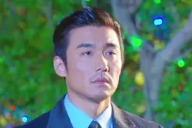 男子偷偷观察前女友的一举一动，却不敢上前相认，实在心酸视频封面