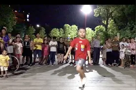 小男孩广场上跳鬼步舞《歌在飞》围了这么多观众，不会慌场吗？