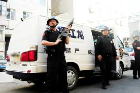 银行门口见到的，负责运钞车押送的安保人员，一个月能挣多少钱？视频封面