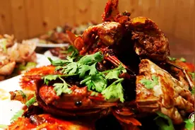 实拍青岛人夜生活，三五好友喝啤酒吃海鲜烧烤，着实令人羡慕