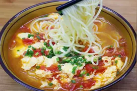 这样做番茄鸡蛋面才好吃，面条劲道汤汁鲜美，吃一大碗也不觉得饱