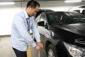 杭州打气哥：用自行车气筒给汽车打气，5分钟打满，常帮助路人视频封面