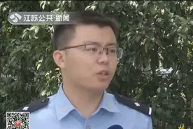 停车玩手机被交警罚50元引发网友热议 南京警方：驾车陋习尽早改