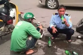 外卖小哥车祸后就地饮酒：既然人生实苦，不如难得糊涂图片