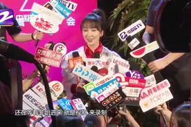 娄艺潇回应王菲带女儿合影，称感觉自己拯救了银河系