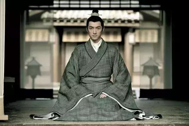 跪坐(正坐)是华夏古人的传统坐姿,教你正确的跪坐姿势