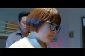 女教师突然出现男生宿舍，场面突然间陷入尴尬！视频封面