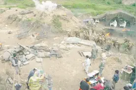 战争戏原来是这样拍的，爆炸都是真的，还有人负责扔东西