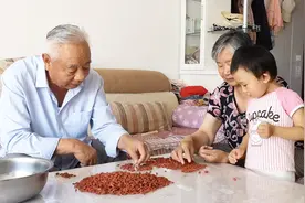 西北农村自产枸杞，晒干后颜色有点淡淡的黑色，正常吗？视频封面