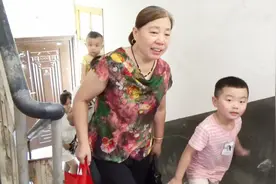 年迈母亲在妹妹家，农村阿姨带着一大家子去串门，妹妹该拿啥招待视频封面