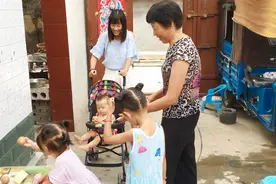 农村婆媳给孩子过1岁生日，孩子抓周抓了啥？一家人又激动又开心视频封面