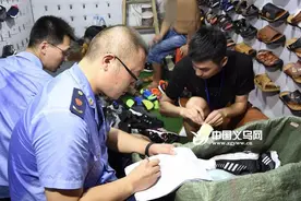 执法人员突击夜查义乌三挺路夜市 查获侵权假货200余件图片
