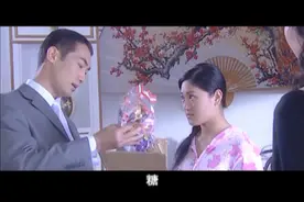 女人收到前男友寄的东西，老公质问她，她沉默：你应该在婚前问我