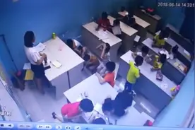 青岛一辅导机构老师虐童、体罚幼童做上百个深蹲视频曝光