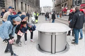 防止路人随地小便，老外发明可升降厕所，一到晚上就悄悄升起