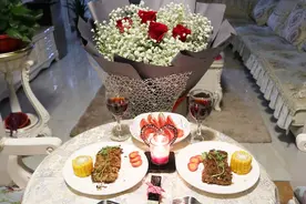 农村小两口相识10年到领证，老公第一次送七夕礼物，媳妇瞬间感动