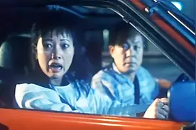 晚上在公路上开车，女司机往窗外看了一眼，眼前的景象差点没吓死视频封面