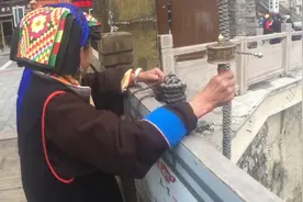 西藏人手里摇的是什么东西？今天总算知道了