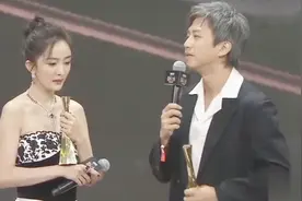 杨幂调侃邓超让他跪下，邓超一句话回应，观众大笑视频封面