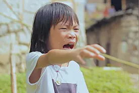 狠心父亲让6岁女儿干活，女儿饿晕倒，去世妈妈说的话让人泪奔！视频封面
